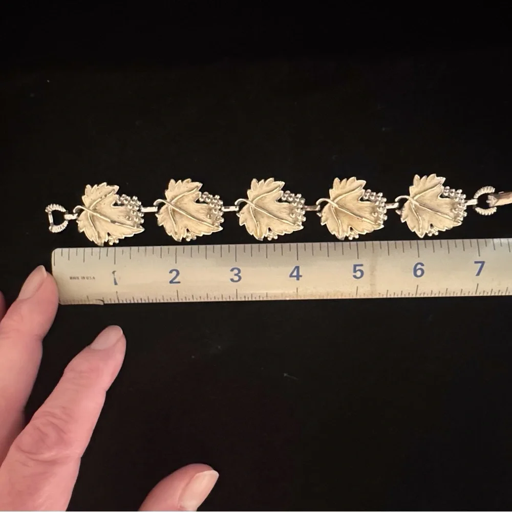 Elegant Silver / White Enamal Leaf Bracelet - Picture 4 of 11